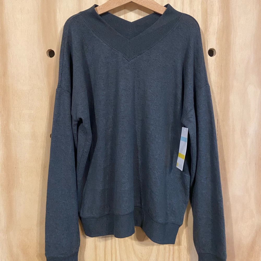 NWT Zella Lightweight V-Neck Pullover Top